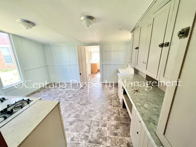 Building Photo - Pet friendly house on Washington!