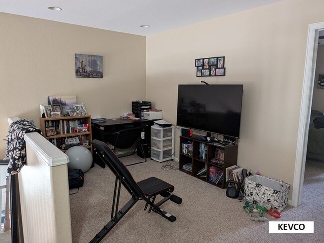 Building Photo - Bright Townhome Near Shopping and Food!
