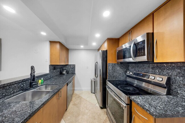 Building Photo - 1717 N Bayshore Dr