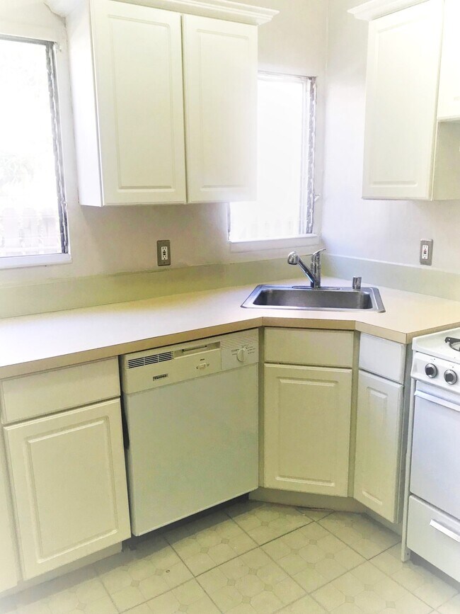 Building Photo - 10625 Kinnard Ave