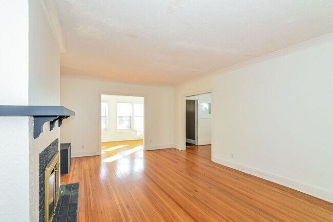 Building Photo - 1067-1069 Saint Clair Avenue