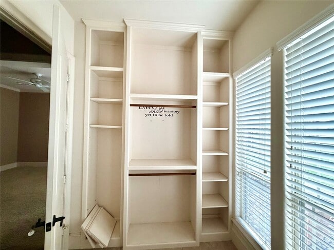 Building Photo - 1631 S Persimmon St