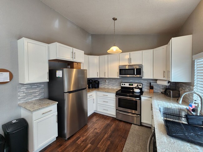 Building Photo - Stunning 3 Bed 1 Bath Unit With Deck!