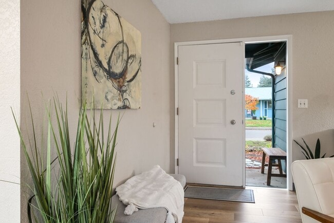 Building Photo - Beautifully updated 3 bedroom, 1 bath house in Eugene!