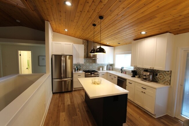 Building Photo - LEASE PENDING! Turn key Furnished Universi...