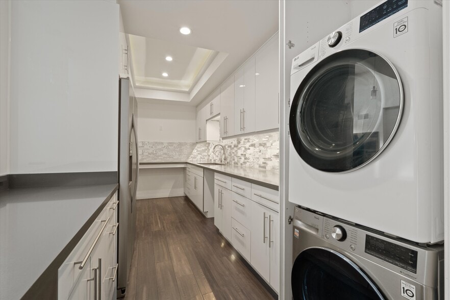 Building Photo - 2175 S Beverly Glen Blvd