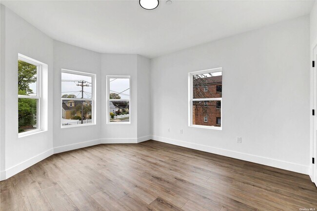 Building Photo - 533 Greenwich St