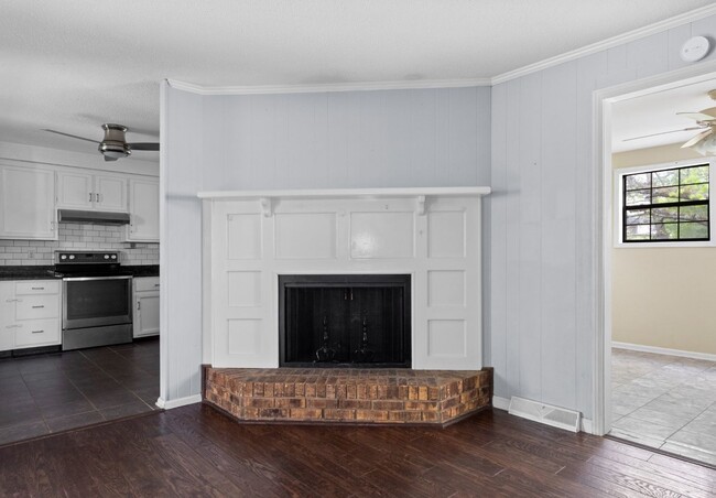 Building Photo - 2560 Memorial Dr