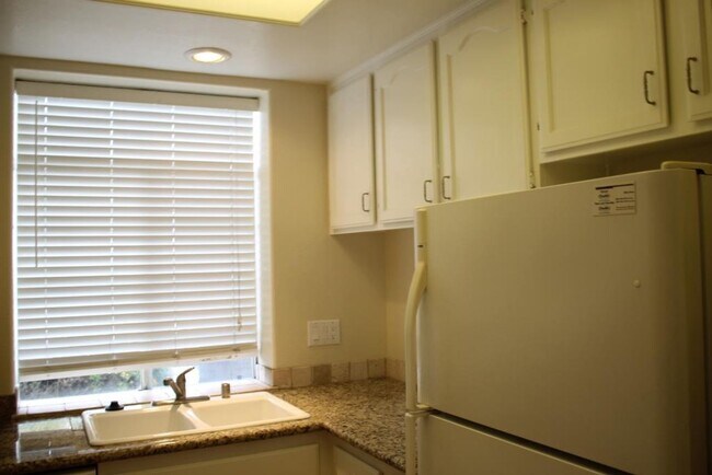 Building Photo - 2Bed/2Bath End Unit in Gated Community~ Ra...