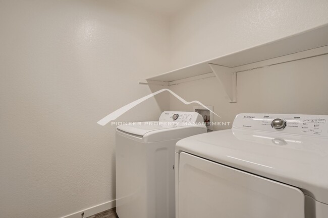 Building Photo - Spacious Home with Washer/Dryer and Centra...