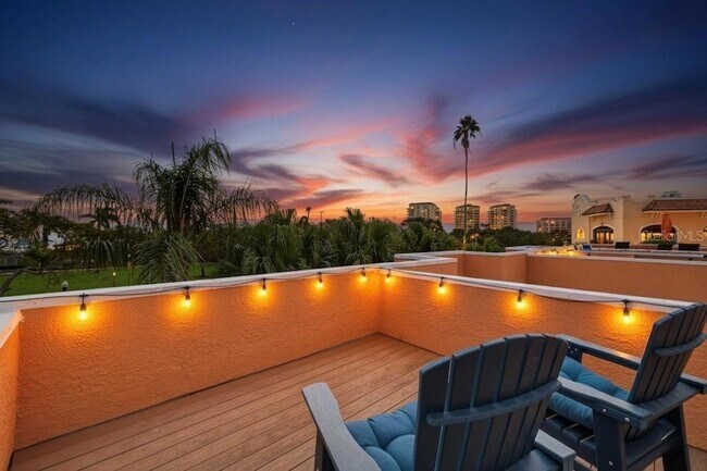 Building Photo - 922 N Shore Dr NE