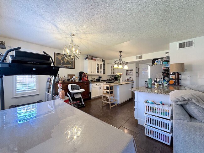 Building Photo - East El Paso 4 bed Refrig A/C w/Gorgeous L...