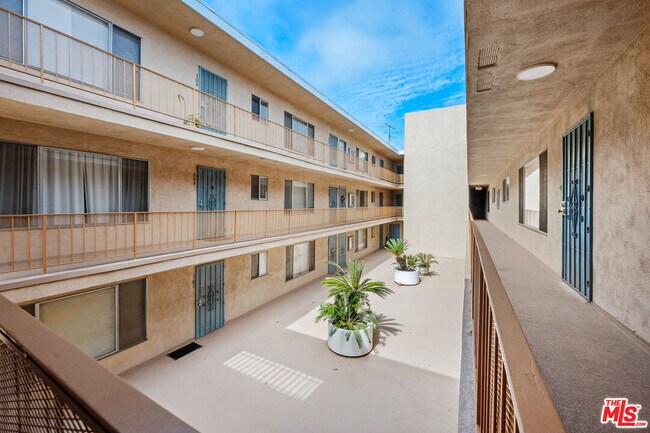 Building Photo - 833 5th St