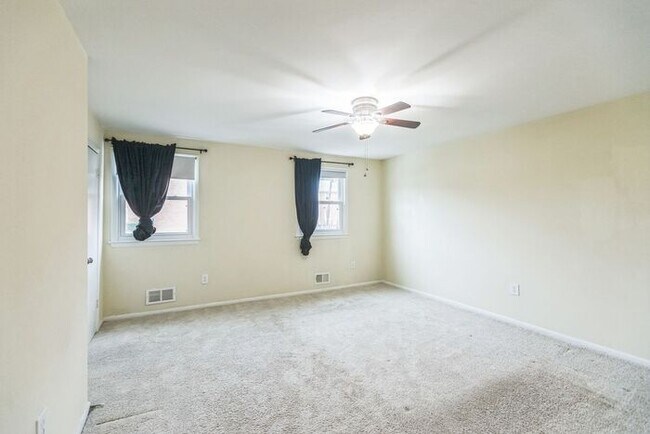 Building Photo - 5170 Clacton Ave