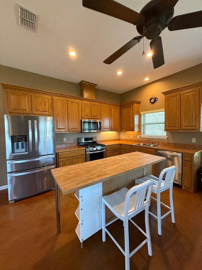 Building Photo - Acreage - HORSE PROPERTY - Peaceful Country Living