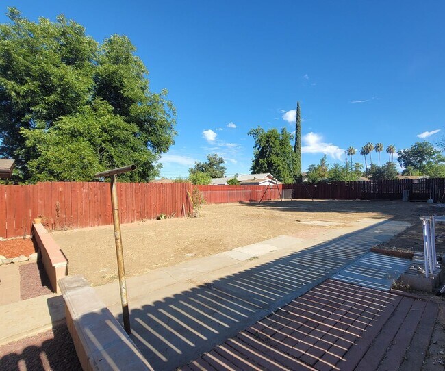 Building Photo - Single-Story 4-Bedroom Apartment in Yucaipa!