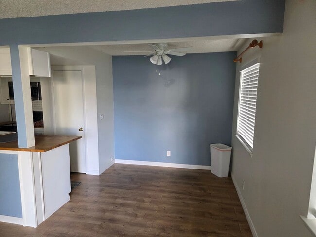 Building Photo - Lovely 2 bedroom condominium townhouse