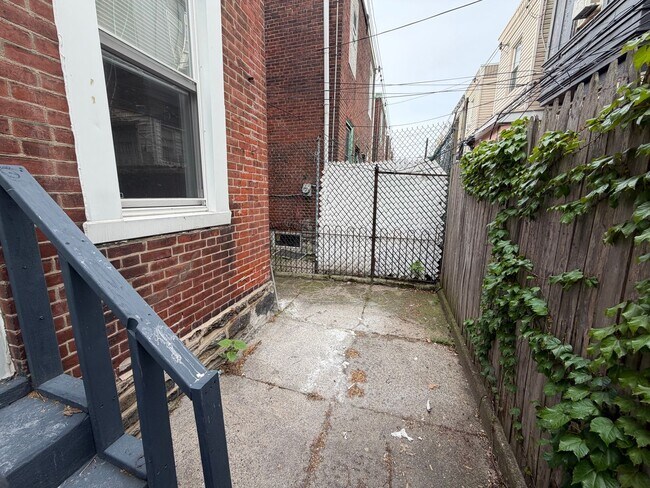 Building Photo - Charming 2BR/1Bath House! Section 8 ONLY!