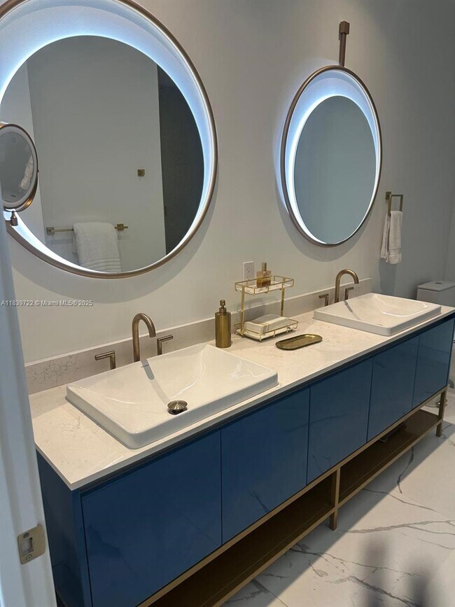 Building Photo - 2655 S Bayshore Dr