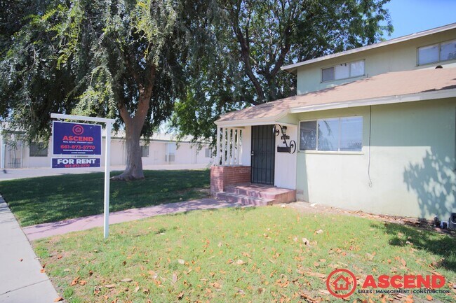 Building Photo - 1017 Paloma St