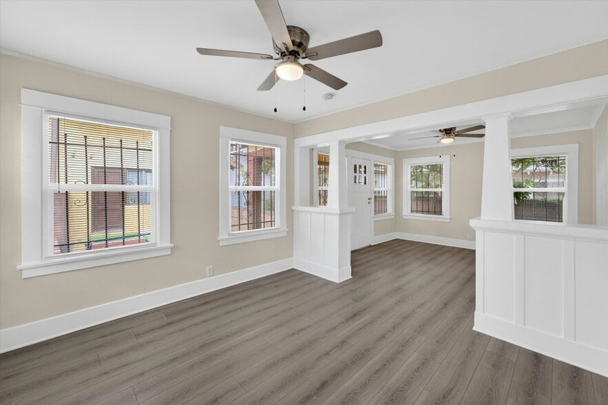 Building Photo - 5008 1/2 South Wilton Place
