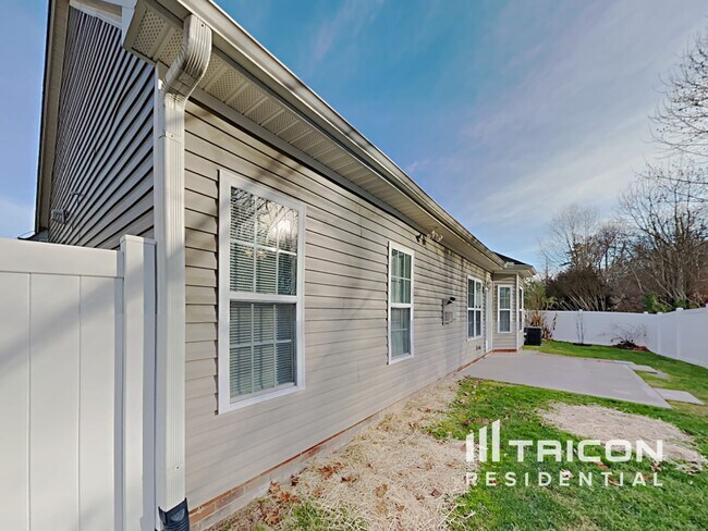Building Photo - 4586 Woodway Dr