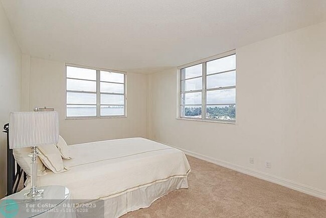 Building Photo - 1455 N Treasure Dr