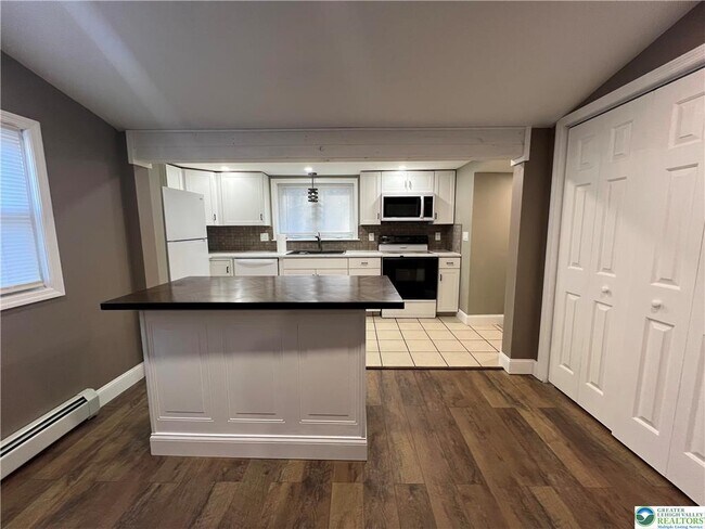 Building Photo - 3790 Redbud Dr