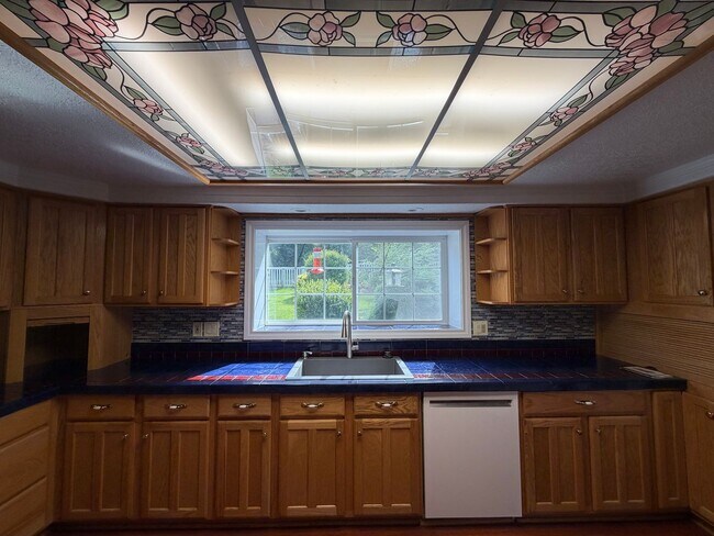 Building Photo - Rare 3-Acre 3BR Home in South Salem – Shops, Workspace & Greenhouses