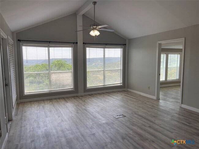 Building Photo - 744 Hill Top Dr