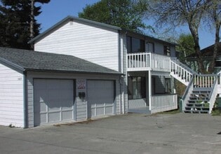 Building Photo - 2 Bed, 1 Bath Duplex with Garage