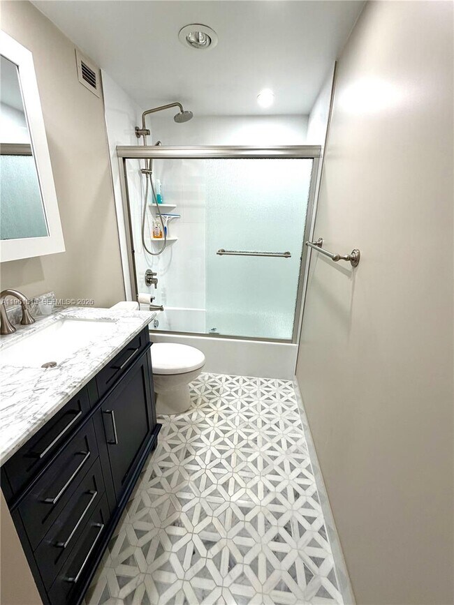 Building Photo - 400 Kings Point Dr