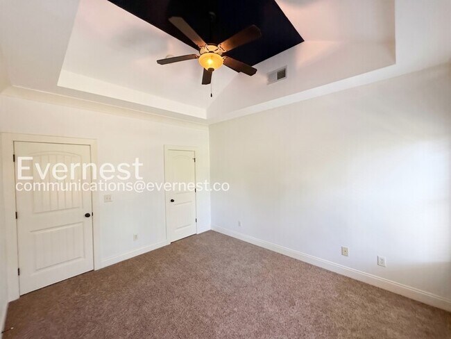 Building Photo - Comfort Meets Modern Convenience with Fireplace / 3 Beds & 2.5 Bath / Available Now