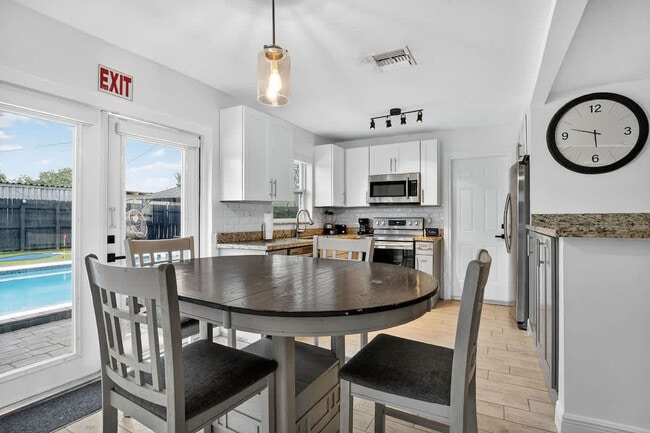 Building Photo - 6660 Custer St