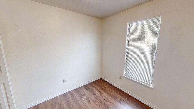Building Photo - "Charming 3-Bed, 2-Bath Gem in Copperas Co...