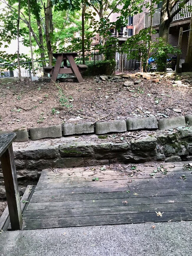 Building Photo - *** Shadyside Duplex Apartment * Pet Friendly * Spacious & Renovated * Available Now * Modern Fin...