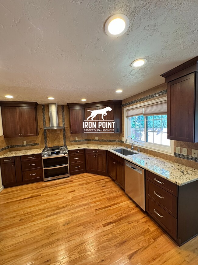 Building Photo - 4 bedroom home in East Boise, close to Bar...