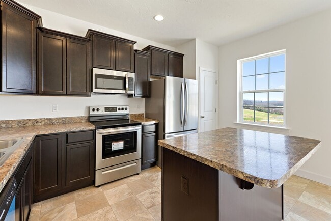 Building Photo - 3 bedroom Townhome with unfinished basement!