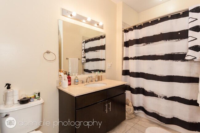 Building Photo - 1 bedroom in Chicago IL 60654