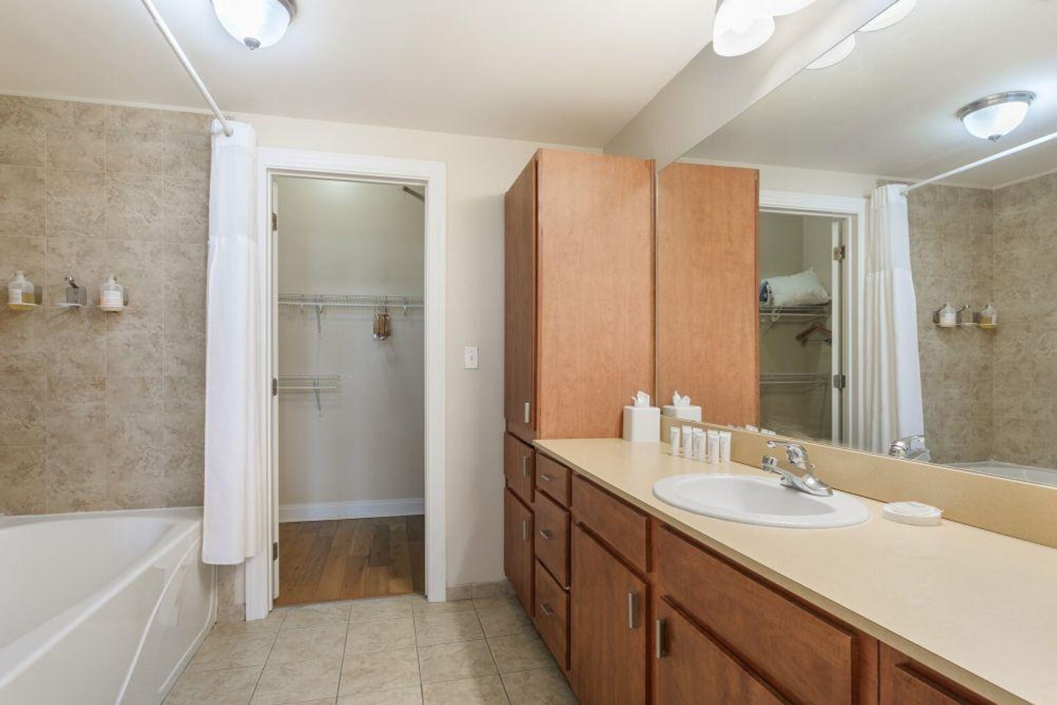 Building Photo - 925 Common St