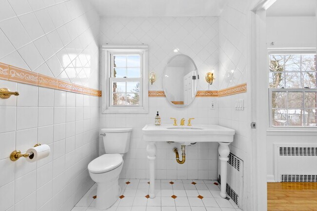 Building Photo - 115 Stonehedge Dr N