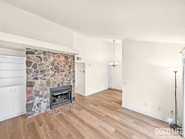 Building Photo - Beautiful 2BD/2BA W/ Reserved Parking and In-Unit Laundry in La Mesa!