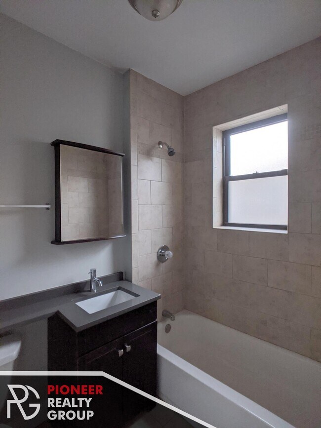 Building Photo - 4419 N Wolcott Ave