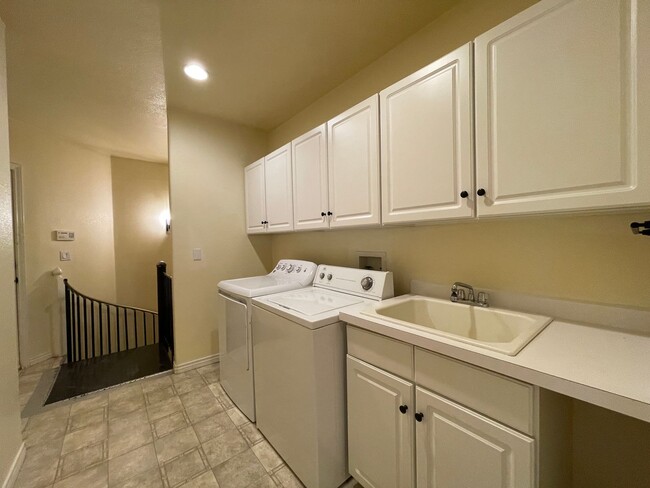 Building Photo - An Inviting Cherry Creek Lifestyle!