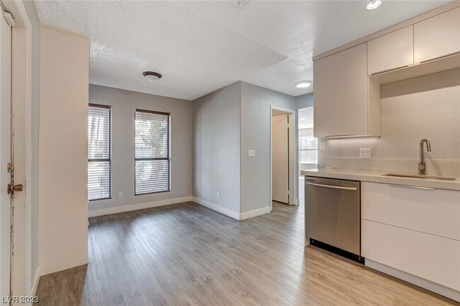 Building Photo - 3928 N Cobble Creek Ct