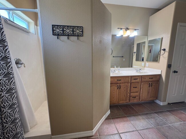 Building Photo - Great spacious home on Huukan Golf Course