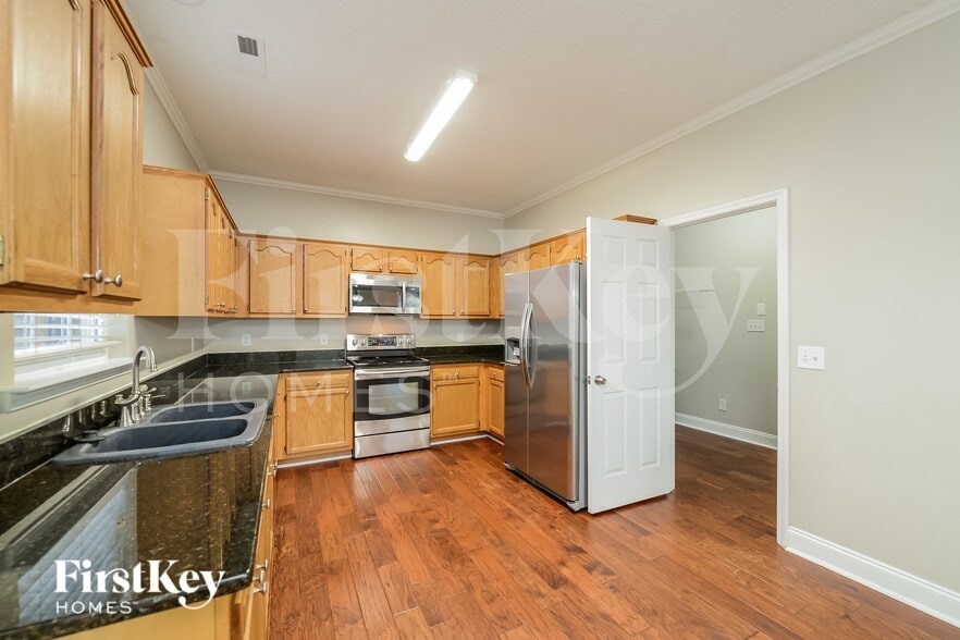 Building Photo - 6052 Glen Way Dr