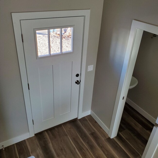 Building Photo - Welcoming 2 Bed, 2.5 Bath Townhouse