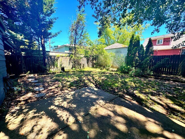 Building Photo - Beautiful 1-bedroom unit (half of a duplex...
