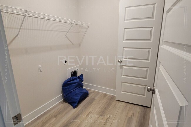 Building Photo - Modern 4BR/3BA Home Near Gulf Shores